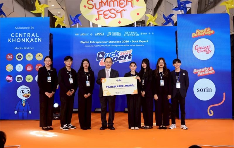โล่รางวัล Trailblazer Award สาขาธุรกิจที่มีสุดยอดนวัตกรรม